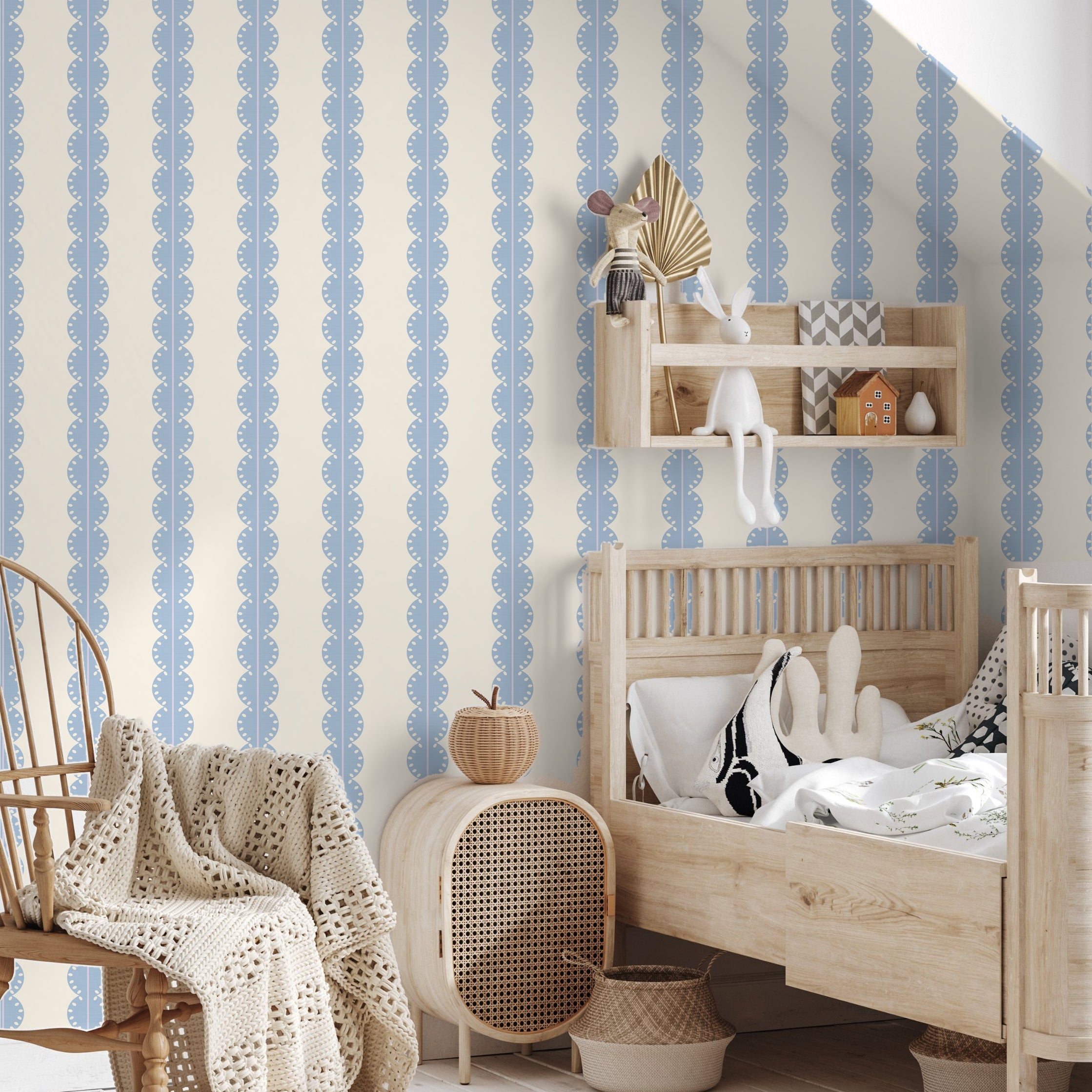 Gestreept behang met boogjes voor meisjeskamer of babykamer lichtblauw met lila papr walls bubble dot lichtblauw lila papr walls