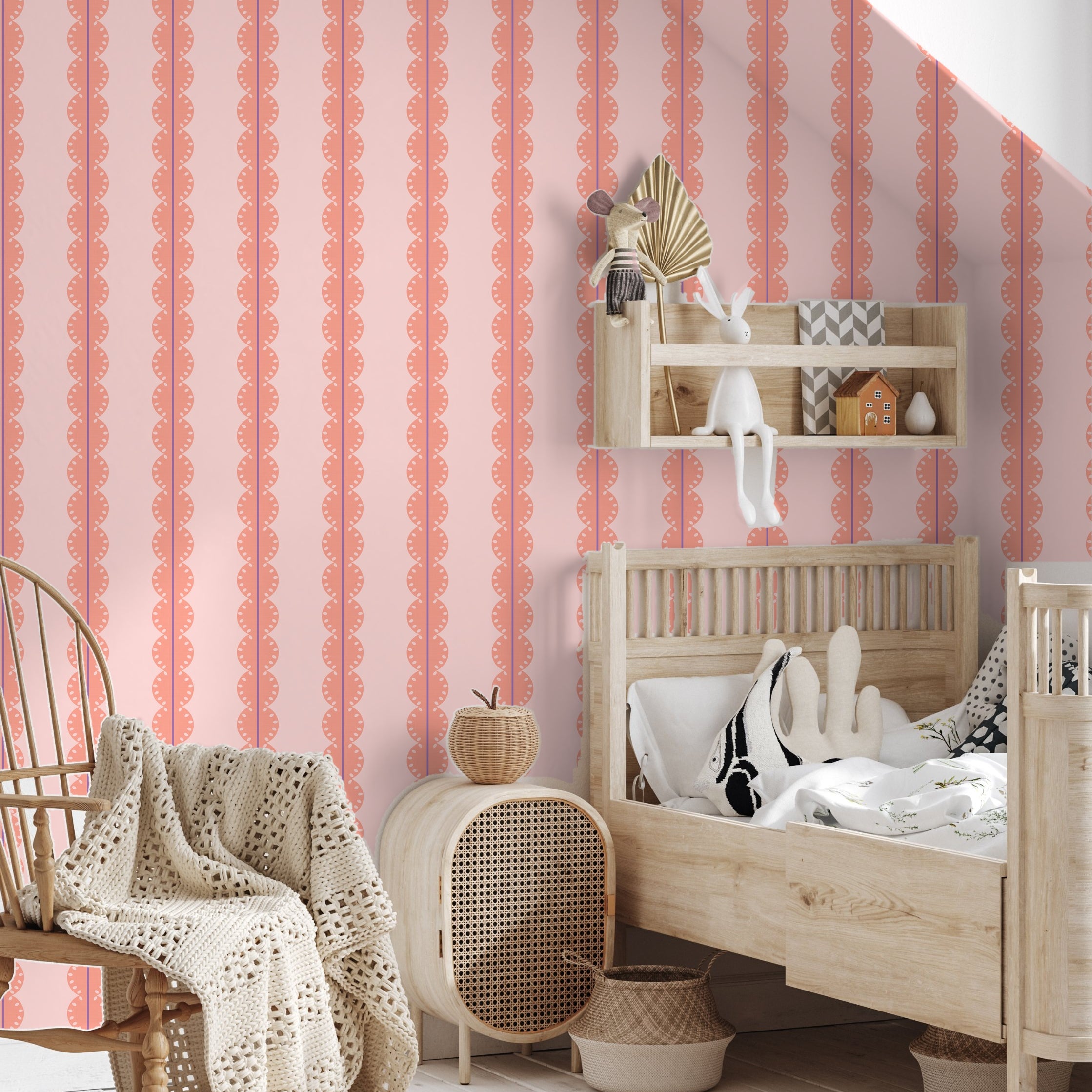 Gestreept behang met boogjes voor meisjeskamer of babykamer koraal roze met paars papr walls bubble dot koraal roze paars