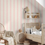 Gestreept behang met boogjes voor meisjeskamer of babykamer lichtoze met geel papr walls bubble dot lichtroze geel