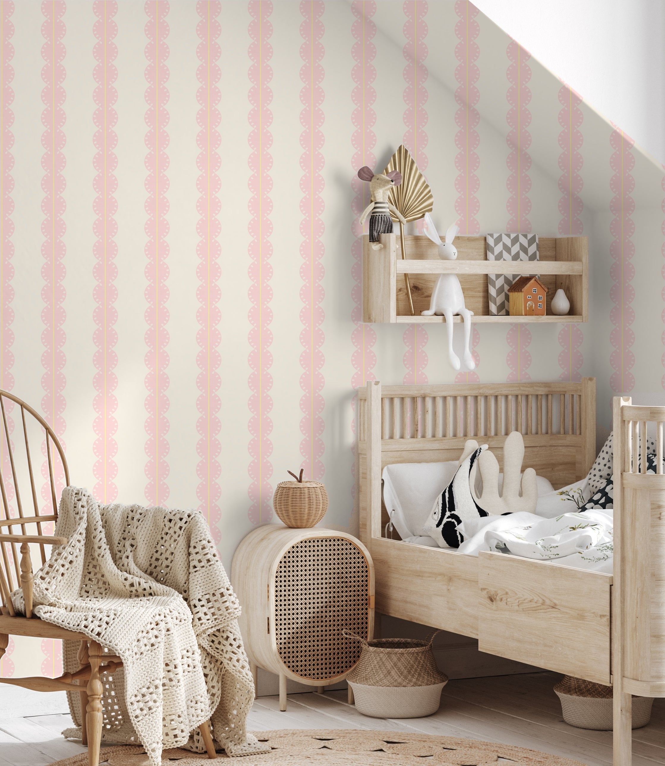 Gestreept behang met boogjes voor meisjeskamer of babykamer lichtoze met geel papr walls bubble dot lichtroze geel
