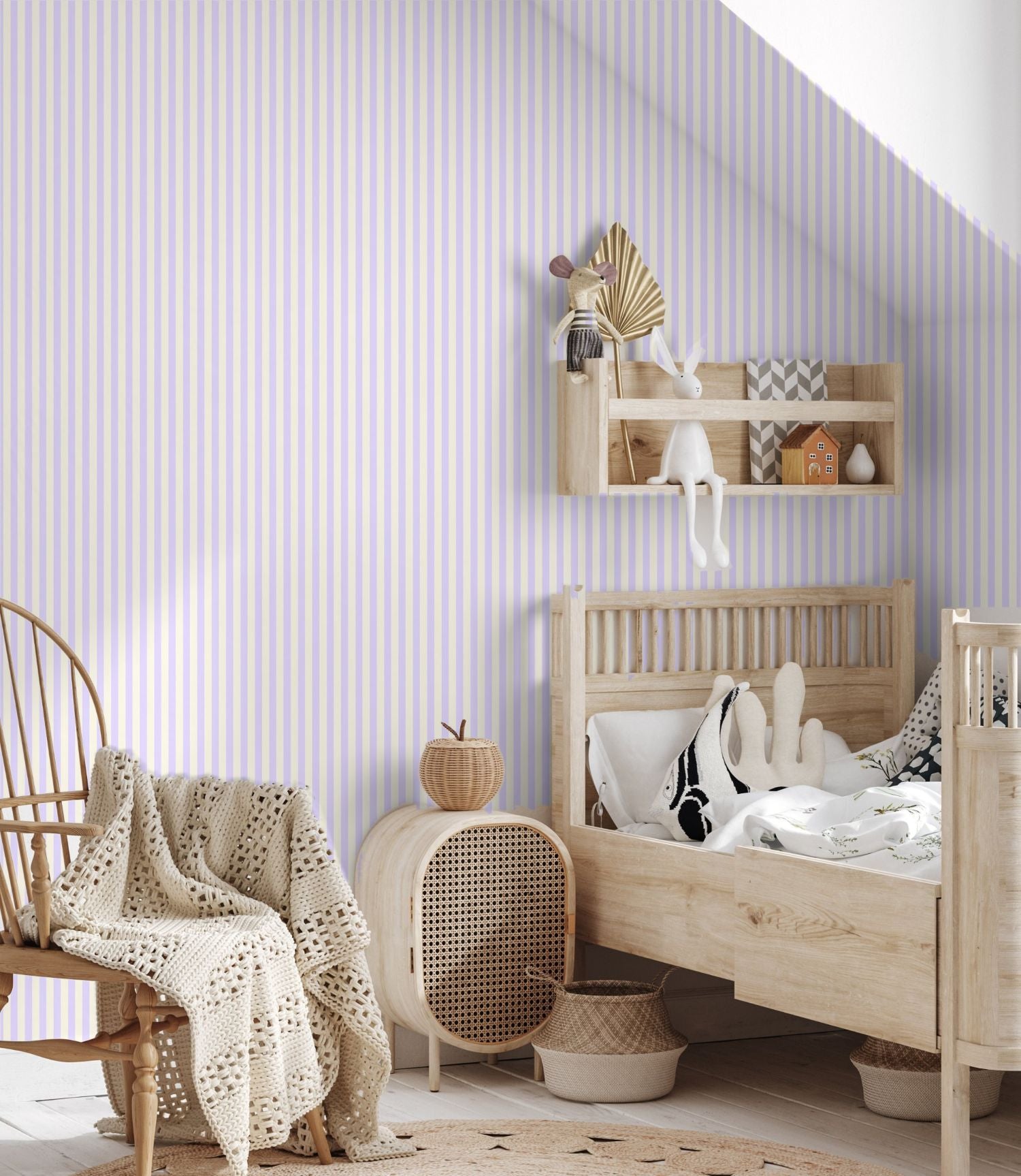 Strepen behang voor kinderkamer meisjeskamer lila smalle streep